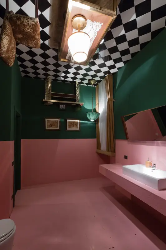 Il bagno rosa con il soffitto a scacchi
