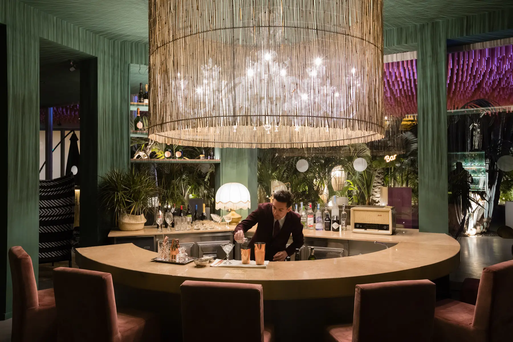 Il bancone del bar sotto il grande lampadario di bambù