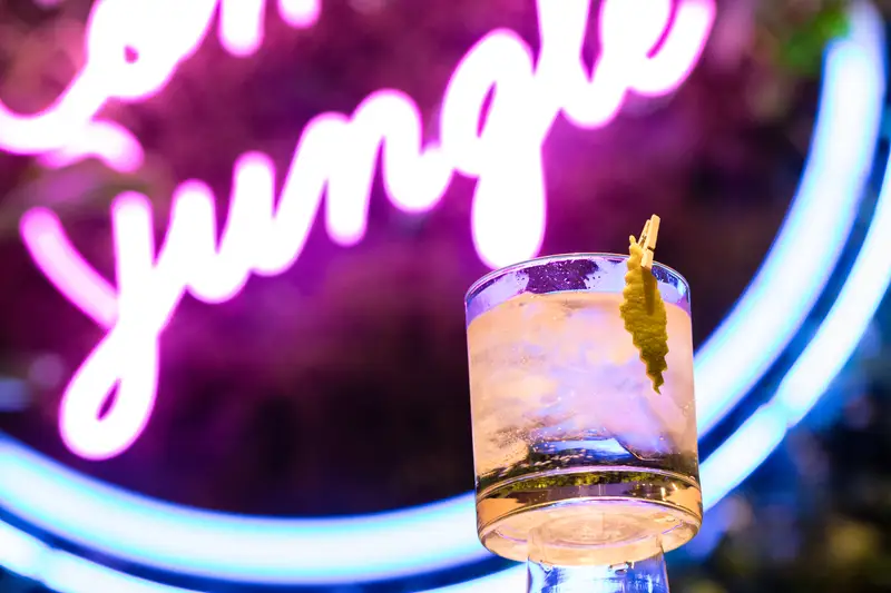 Un cocktail davanti all’insegna al neon