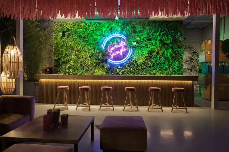 Il bancone della Jungle con l’insegna al neon