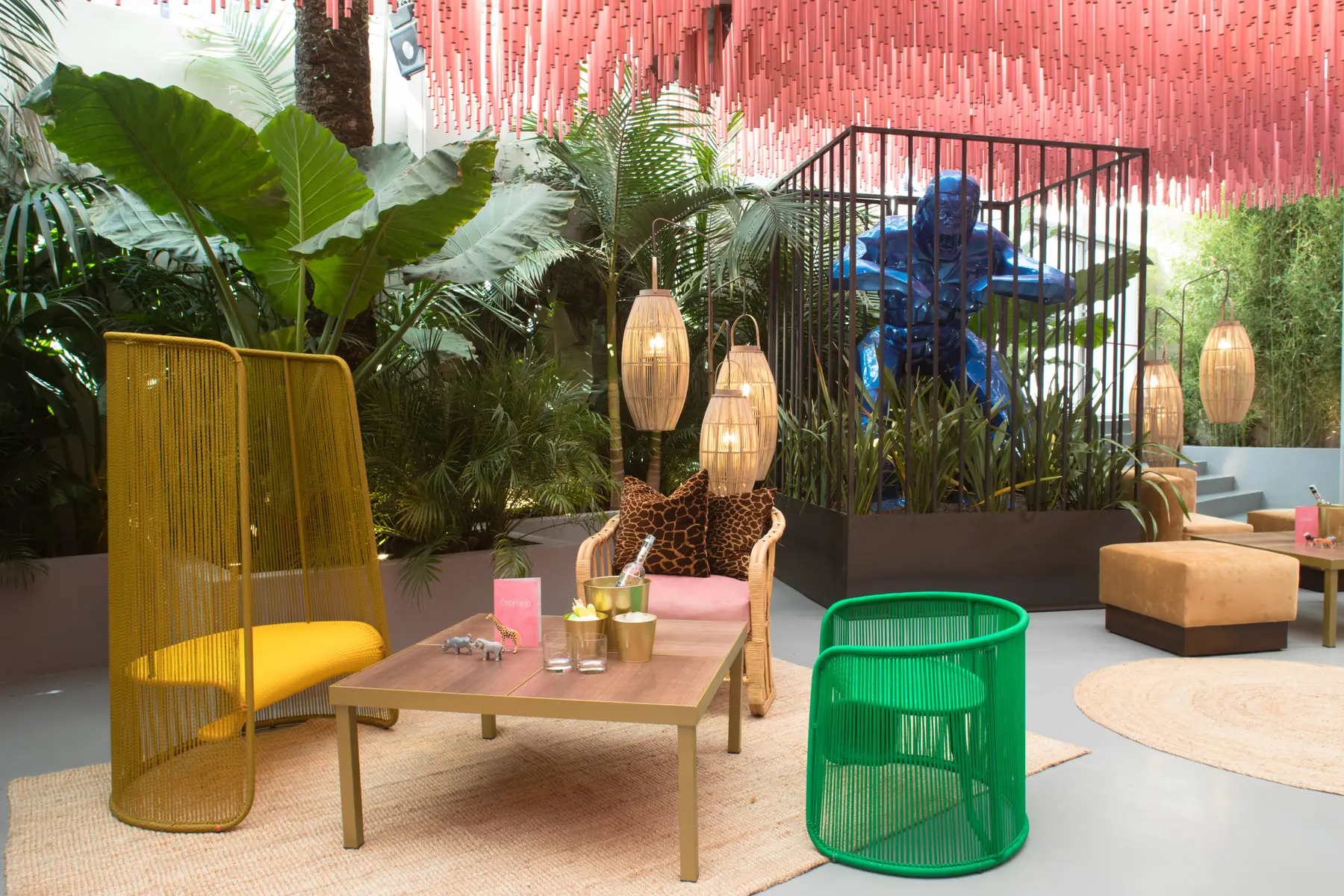 La Jungle: soffitto di frange rosa, palme e sedute colorate
