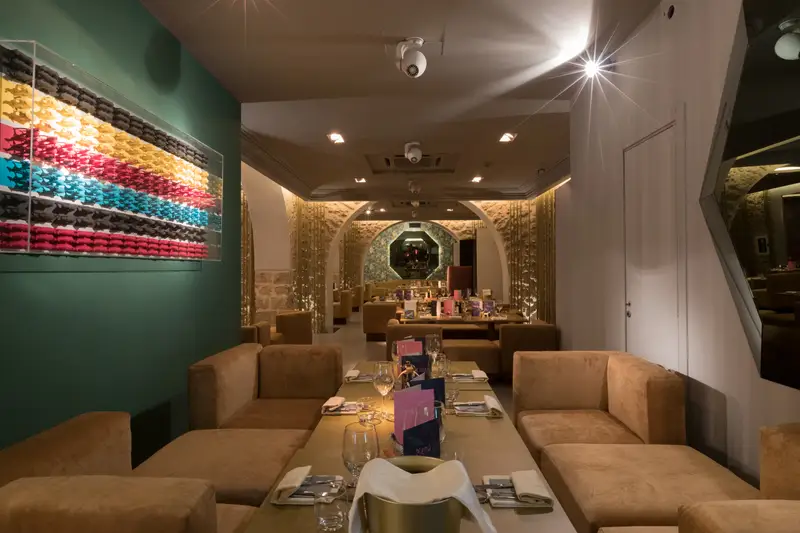 La sala con i divani e la parete di colori