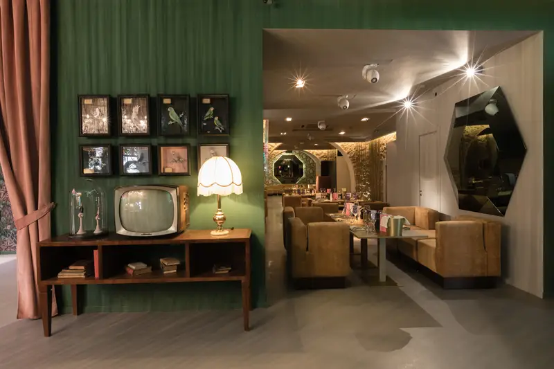 Un angolo della sala con la vecchia tv e i quadri